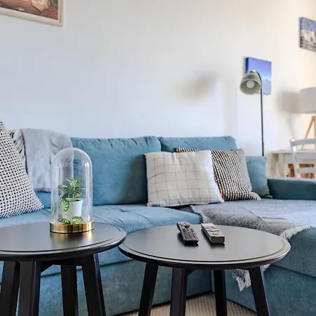 For 4 Pers - 15 Min From Airport & Center - Balcony - Pv Parking *
