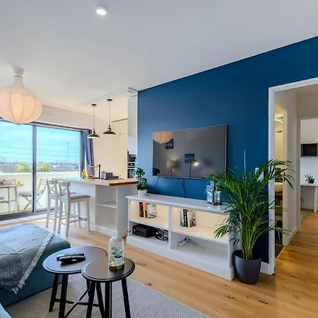 For 4 Pers - 15 Min From Airport & Center - Balcony - Pv Parking Apartment