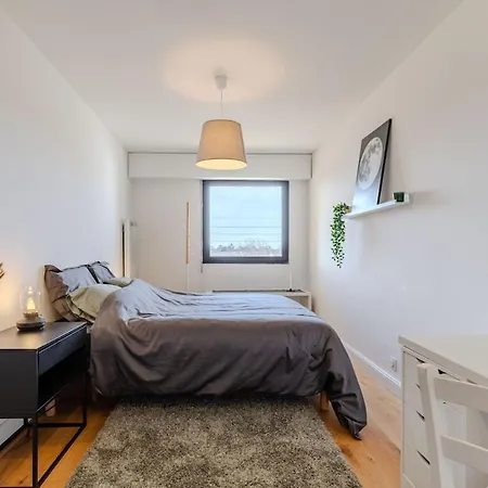 Apartamento For 4 Pers - 15 Min From Airport & Center - Balcony - Pv Parking *