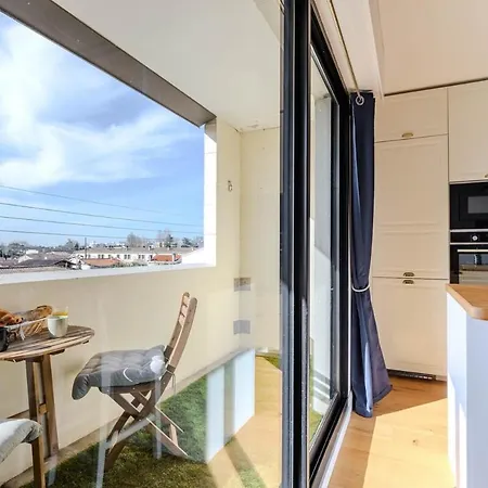 For 4 Pers - 15 Min From Airport & Center - Balcony - Pv Parking *