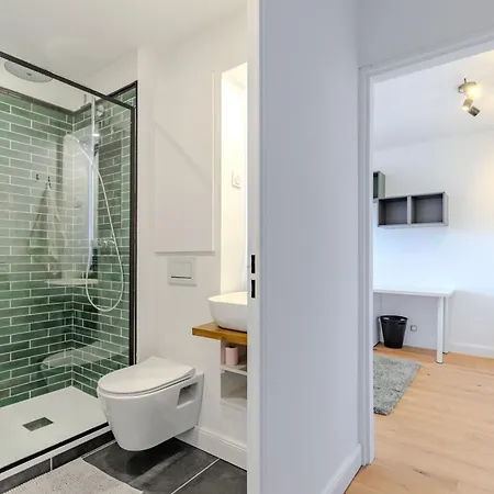 For 4 Pers - 15 Min From Airport & Center - Balcony - Pv Parking *