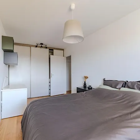 For 4 Pers - 15 Min From Airport & Center - Balcony - Pv Parking *